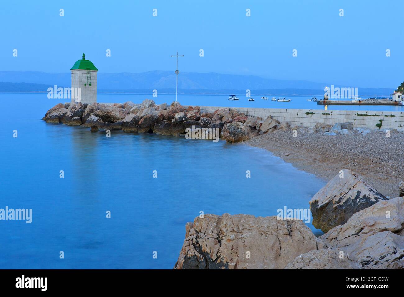 Feu vert d'entrée du port de bol (île de Brac), Croatie Banque D'Images