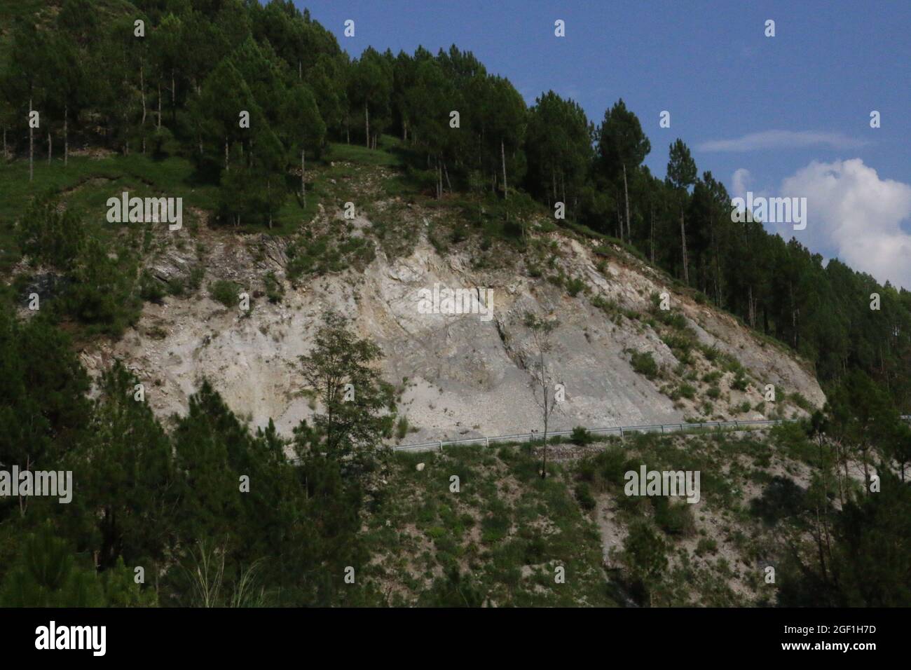 Glissement de terrain de montagne près de la route de colline Banque D'Images