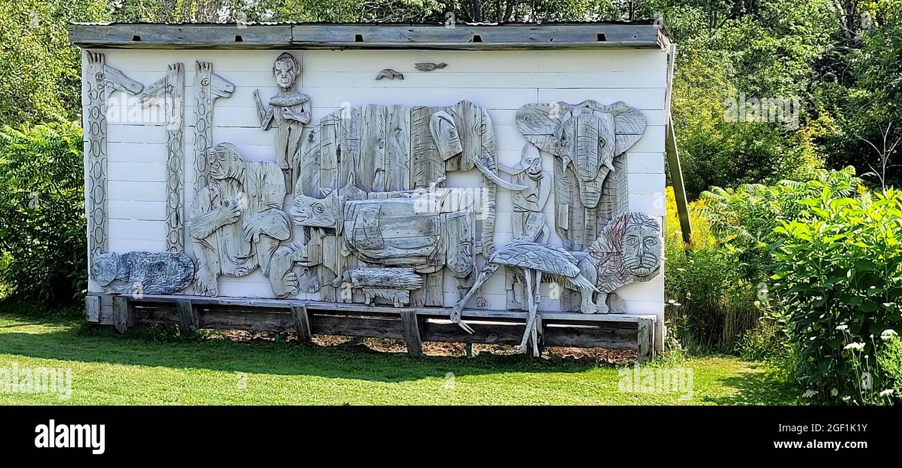 Cette sculpture, intitulée relief animal sur le côté du hangar, a été réalisée par l'artiste américain Bernard Langlais et est logée dans la réserve de sculptures du Langlais à Cushing, Maine. Bernard Langlais (1921 - 1977) était originaire du Maine et a maintenu un studio à Cushing, Maine jusqu'à sa mort à l'âge de 56 ans. Il a développé son intérêt artistique à l'école Corcoran. Banque D'Images