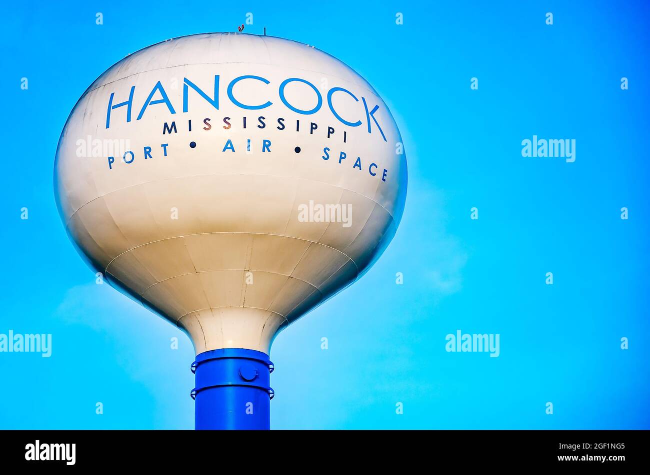 Une tour d’eau met en lumière les initiatives de développement économique du comté de Hancock dans les domaines du port, de l’air et de l’espace, le 21 août 2021, À Kiln, Mississippi. Banque D'Images