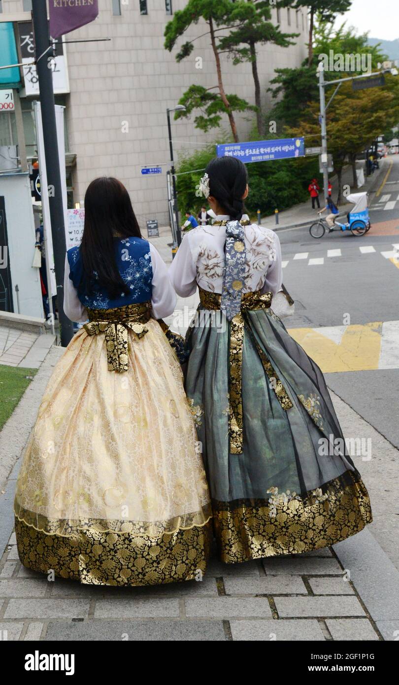 Touriste portant une robe traditionnelle coréenne au village de Bukchon  Hanok à Séoul, en Corée Photo Stock - Alamy