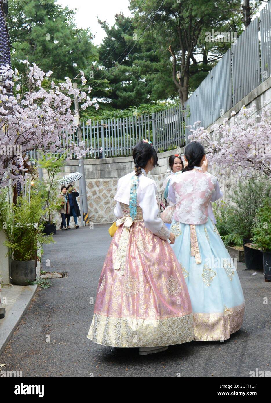 Touriste portant une robe traditionnelle coréenne au village de Bukchon Hanok à Séoul, en Corée. Banque D'Images