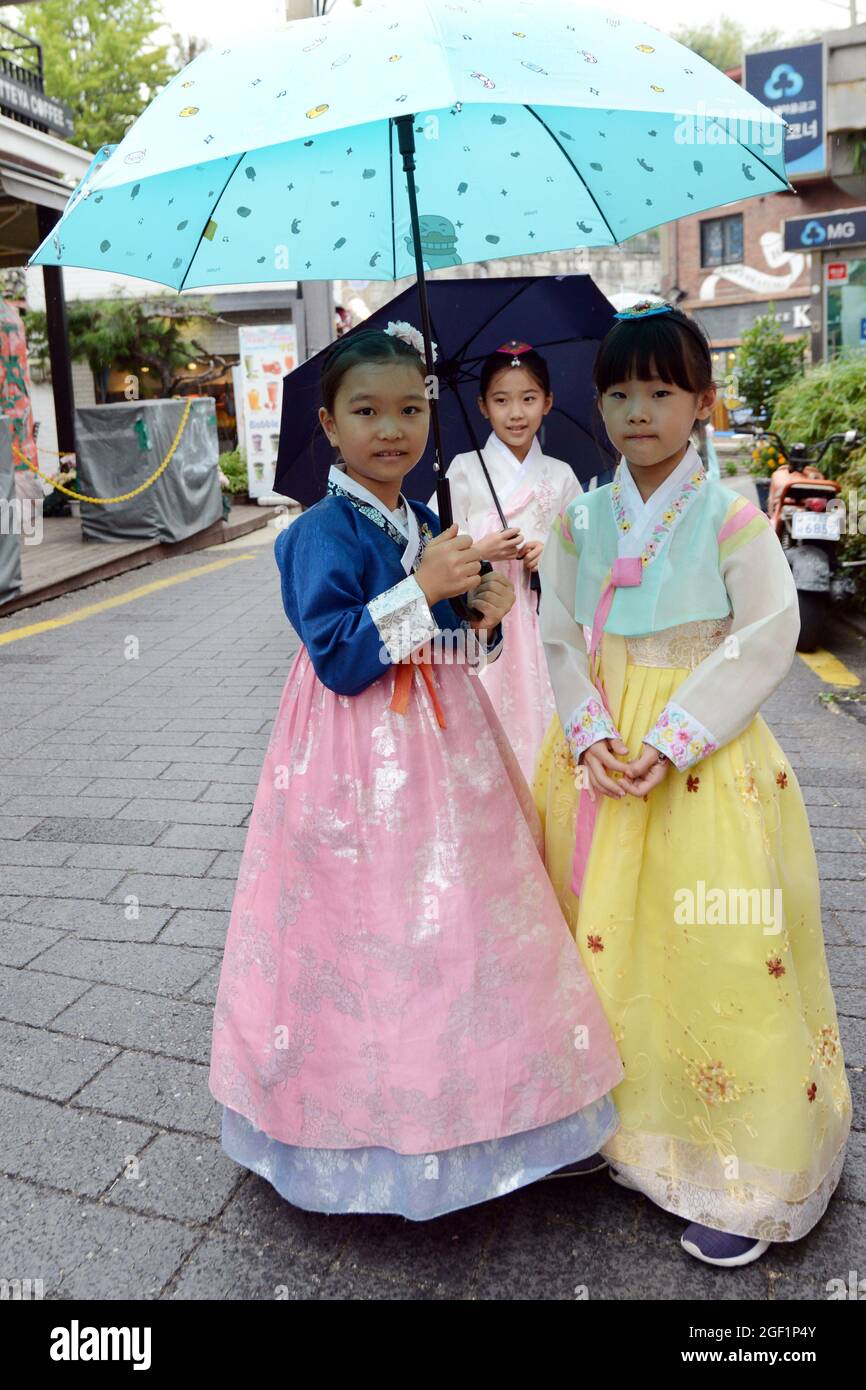 Des Filles Cor Ennes V Tues De V Tements Traditionnels Dans Le Village De Bukchon Hanok S Oul