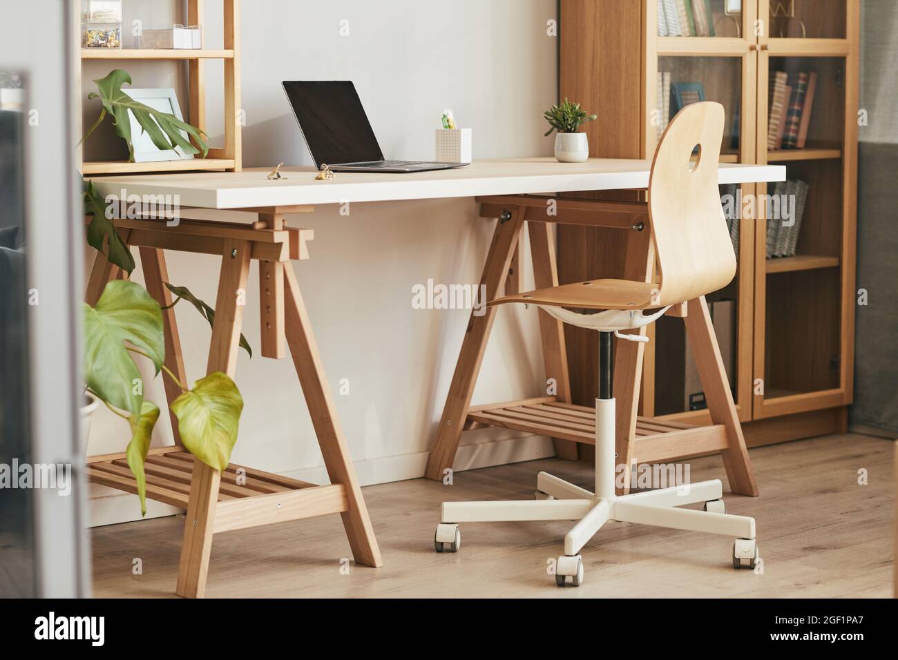Image d'arrière-plan de l'intérieur confortable de bureau à la maison avec  meubles en bois dans l'appartement, espace de copie Photo Stock - Alamy