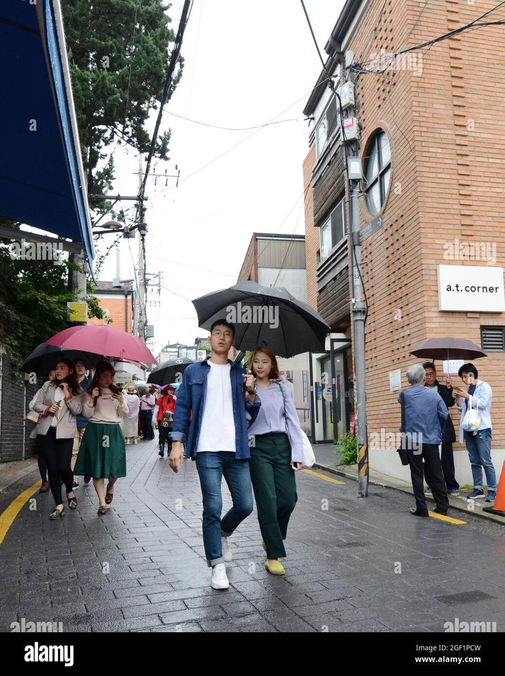 Promenade touristique dans le village de Bukchon Hanok à Séoul, Corée du Sud. Banque D'Images