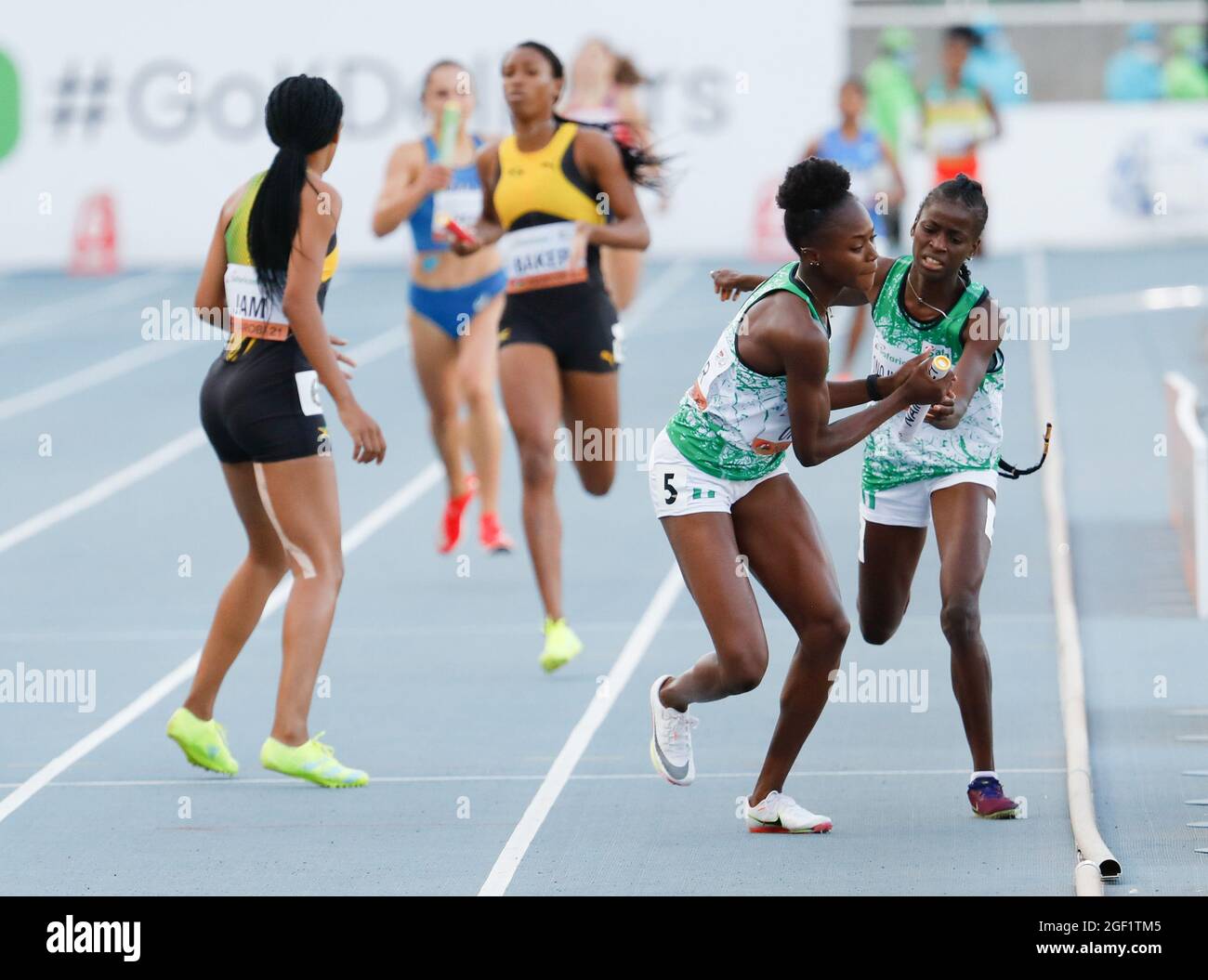 Nairobi, Kenya. 22 août 2021. Team Nigeria (R) concourent lors de la finale de relais de 4 x 400 m féminin aux Championnats du monde d'athlétisme U20 2021 à Nairobi, Kenya, le 22 août 2021. Credit: Zhang Yu/Xinhua/Alay Live News Banque D'Images