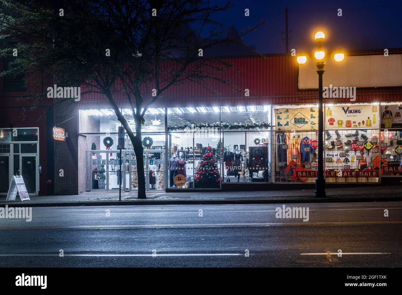 NEW WESMINSTER, CANADA - 24 DÉCEMBRE 2020 : rue nocturne avec éclairage brumeux matin. Banque D'Images