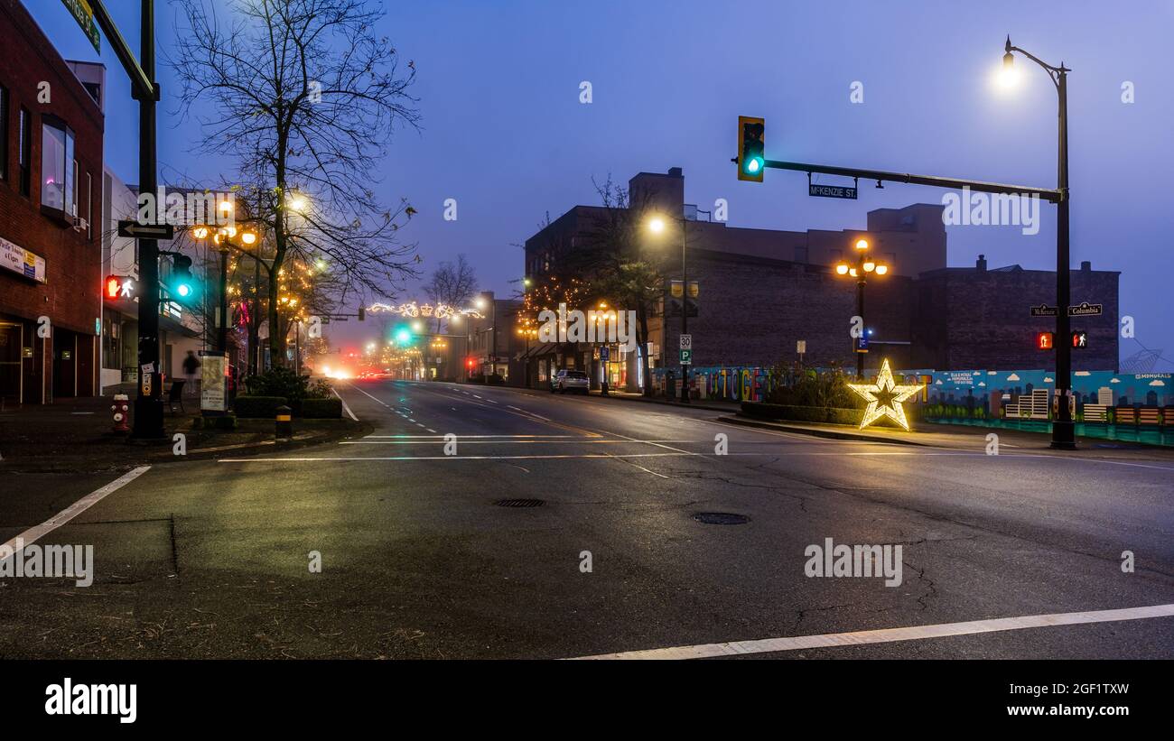 NEW WESMINSTER, CANADA - 24 DÉCEMBRE 2020 : rue nocturne avec éclairage brumeux matin. Banque D'Images