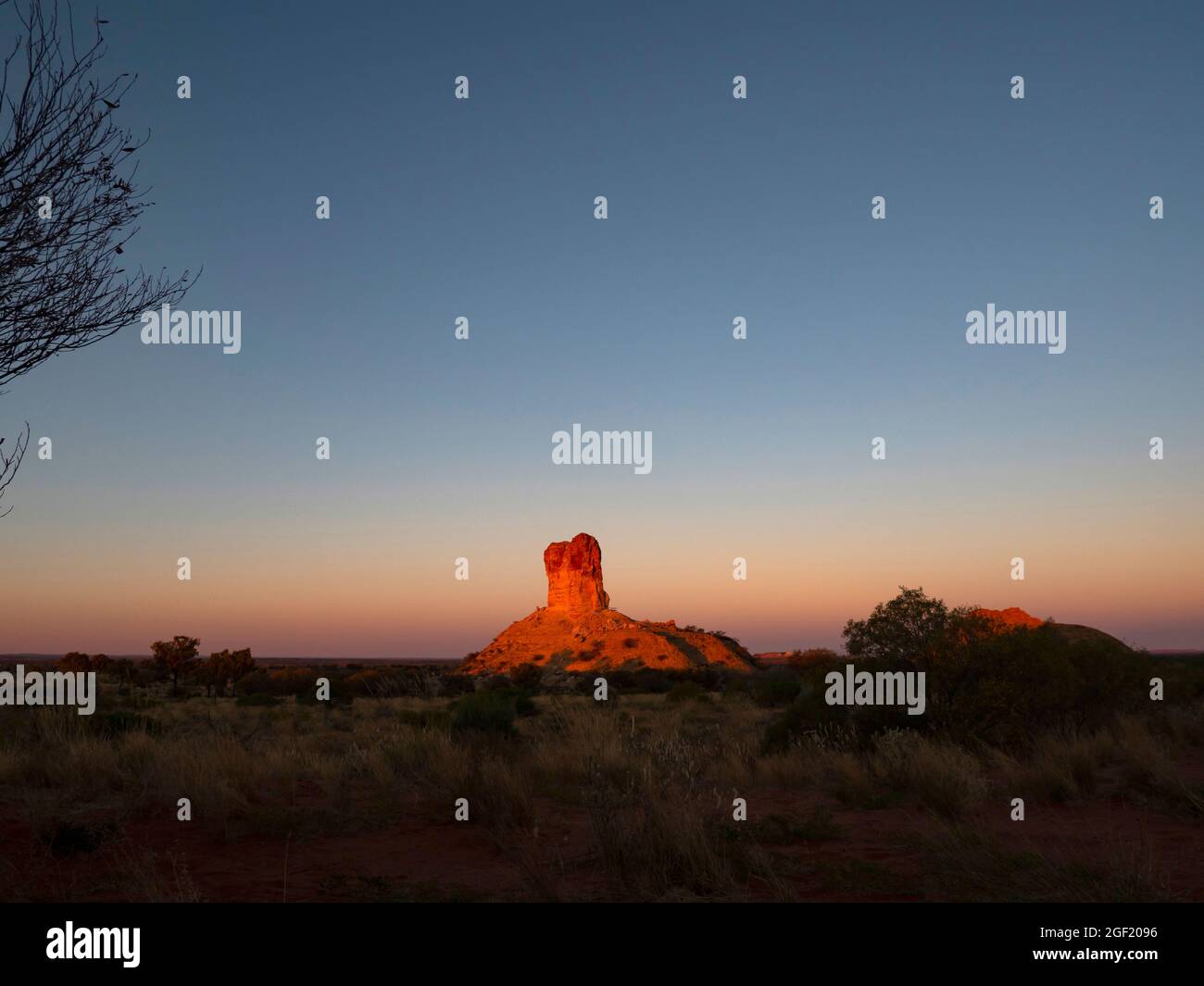Chambers Pillar en Australie centrale au coucher du soleil. Chambers Pillar est proche du centre géographique de l'Australie et a été un point de repère important pour tôt Banque D'Images