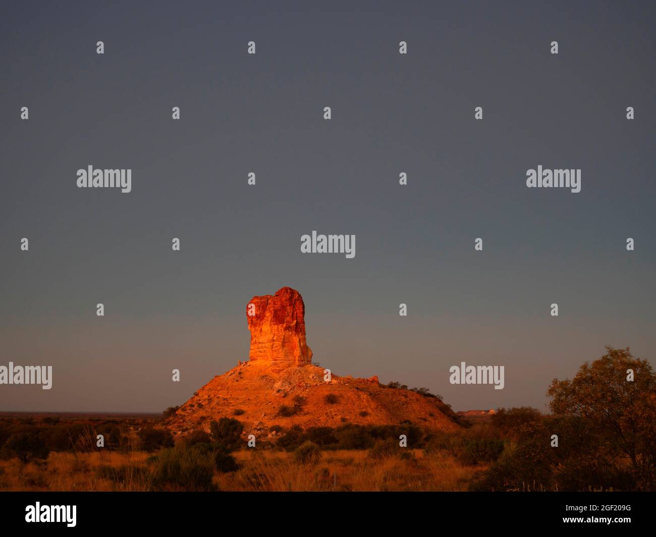 Chambres Pillar en Australie centrale éclairée par le soleil couchant. Chambers Pillar a été un point de repère important pour les premiers explorateurs. Banque D'Images