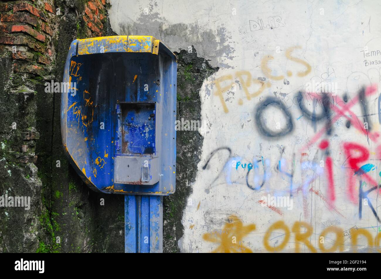 Un étui de téléphone à pièces délabré et inutilisé au coin de la rue. Banque D'Images