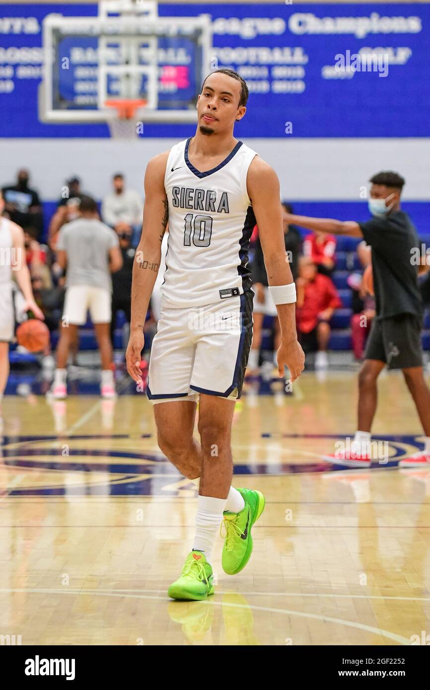 Les Trailblazers du Sierra Canyon gardent Amari Bailey (10) avant le championnat de basket-ball de la section Sud 2021 du CIF, le vendredi 11 juin 2021, en Chat Banque D'Images