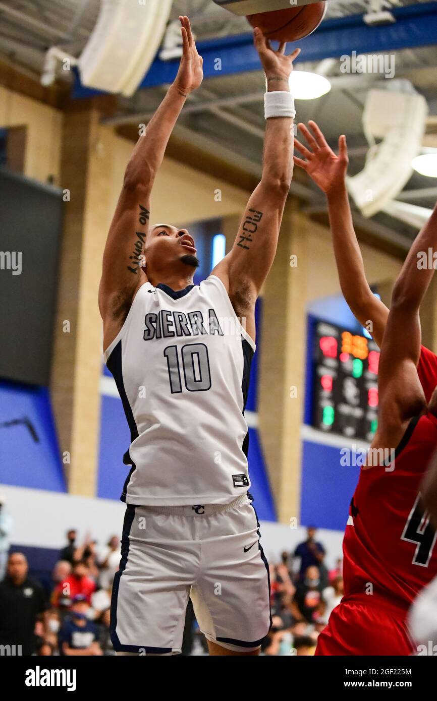 Les Trailblazers du Sierra Canyon gardent Amari Bailey (10) lors du championnat de basket-ball de la section Sud 2021 du CIF, le vendredi 11 juin 2021, en Chat Banque D'Images