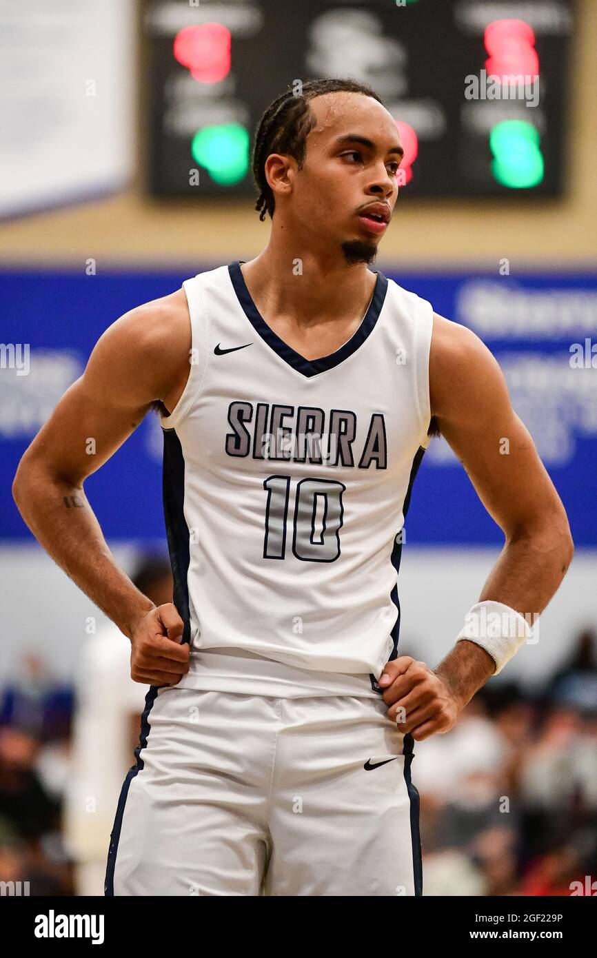 Les Trailblazers du Sierra Canyon gardent Amari Bailey (10) lors du championnat de basket-ball de la section Sud 2021 du CIF, le vendredi 11 juin 2021, en Chat Banque D'Images