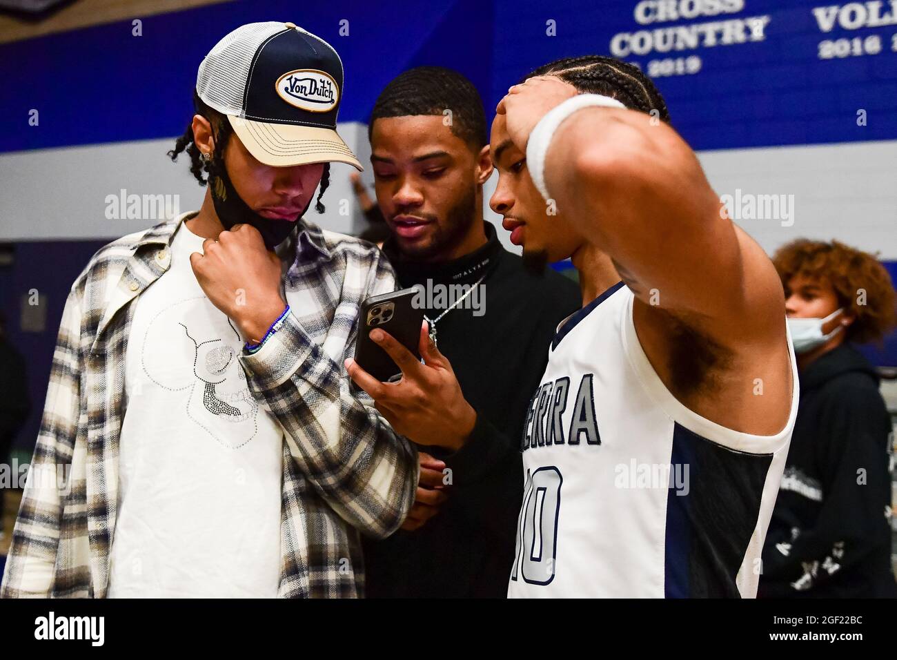 Brandon Boston Jr (à gauche), Cassius Stanley (au milieu) et Amari Bailey (à droite) parlent après le match de basket-ball du championnat de la section Sud de la CIF 2021 sur F Banque D'Images