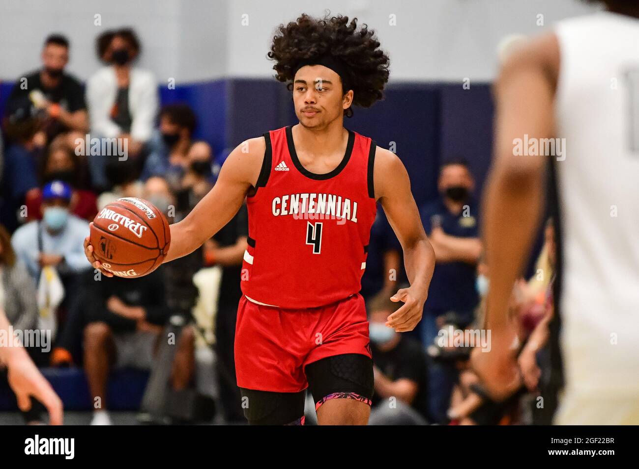 Centennial Huskies garde Kylan Boswell (4) lors du championnat de basket-ball de la section Sud 2021 du CIF, le vendredi 11 juin 2021, à Chatsworth. Banque D'Images