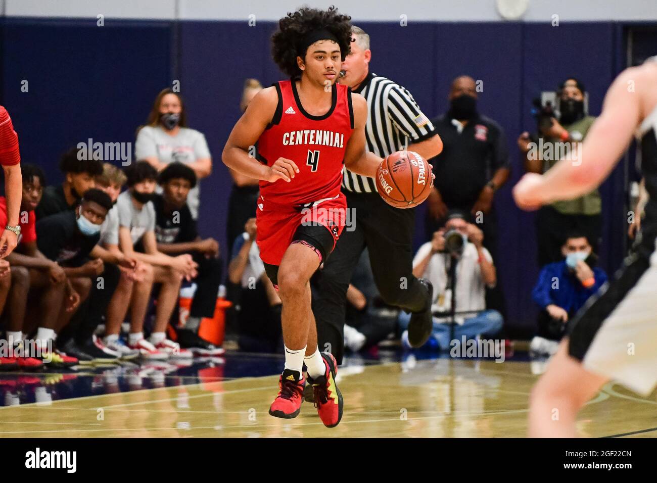 Centennial Huskies garde Kylan Boswell (4) lors du championnat de basket-ball de la section Sud 2021 du CIF, le vendredi 11 juin 2021, à Chatsworth. Banque D'Images