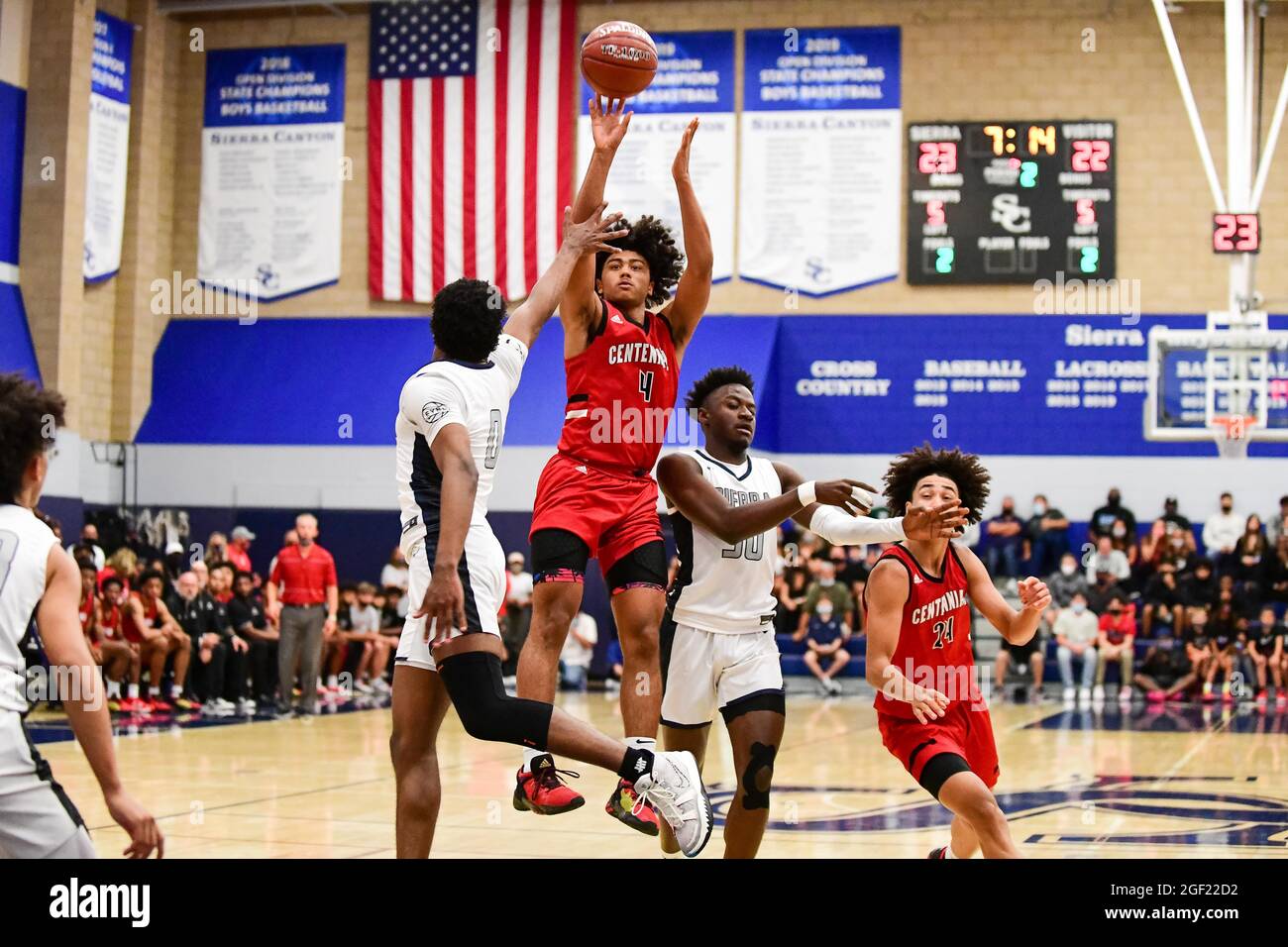 Centennial Huskies garde Kylan Boswell (4) lors du championnat de basket-ball de la section Sud 2021 du CIF, le vendredi 11 juin 2021, à Chatsworth. Banque D'Images
