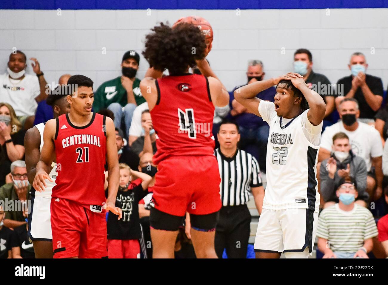 Centennial Huskies garde Kylan Boswell (4) lors du championnat de basket-ball de la section Sud 2021 du CIF, le vendredi 11 juin 2021, à Chatsworth. Banque D'Images