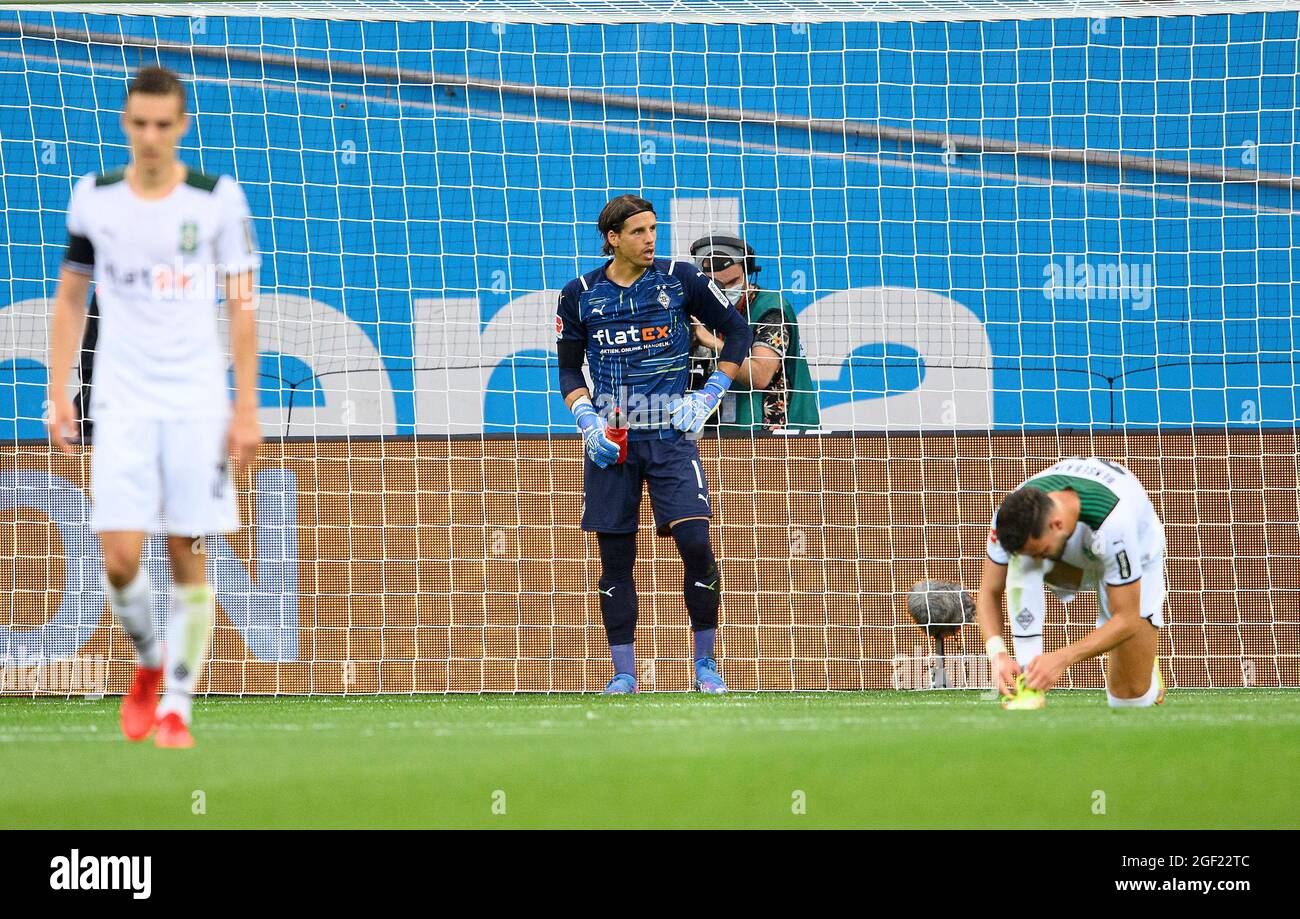 De gauche à droite Florian NEUHAUS (MG), goalwart Yann SOMMER (MG), Ramy BENSEBAINI (MG) déçu après le but à 4-0, Soccer 1. Bundesliga, 2e jour de match, Bayer 04 Leverkusen (LEV) - Borussia Monchengladbach (MG ) 4: 0, le 21 août 2021 à Leverkusen/Allemagne. #DFL les règlements interdisent toute utilisation de photographies comme séquences d'images et/ou quasi-vidéo # Â Banque D'Images