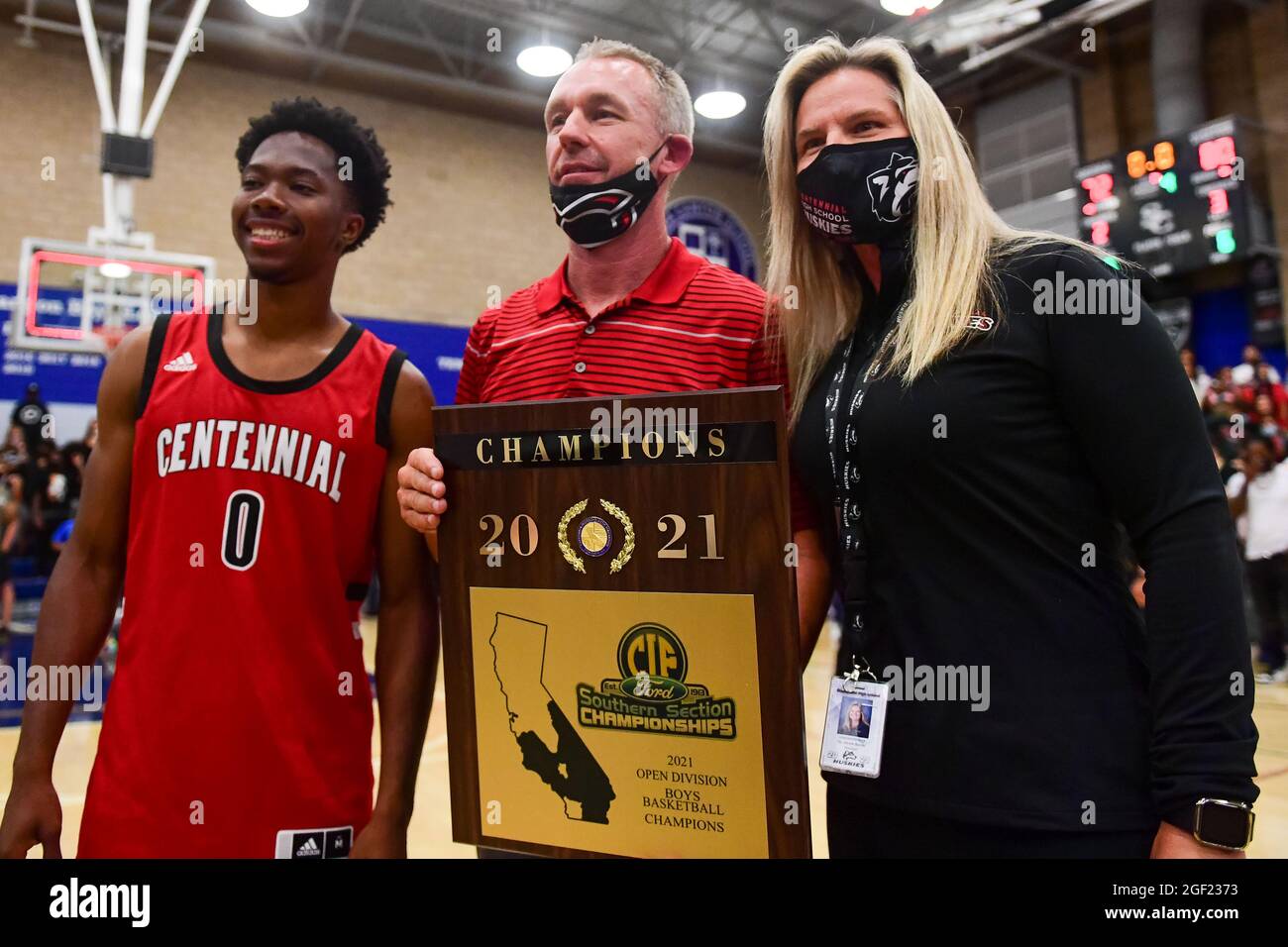 Josh Giles (au milieu), entraîneur-chef de Corona Centennial huskies, pose avec le directeur de l'école secondaire du centenaire Alexis Barile (à droite) après la sortie CIF de 2021 Banque D'Images