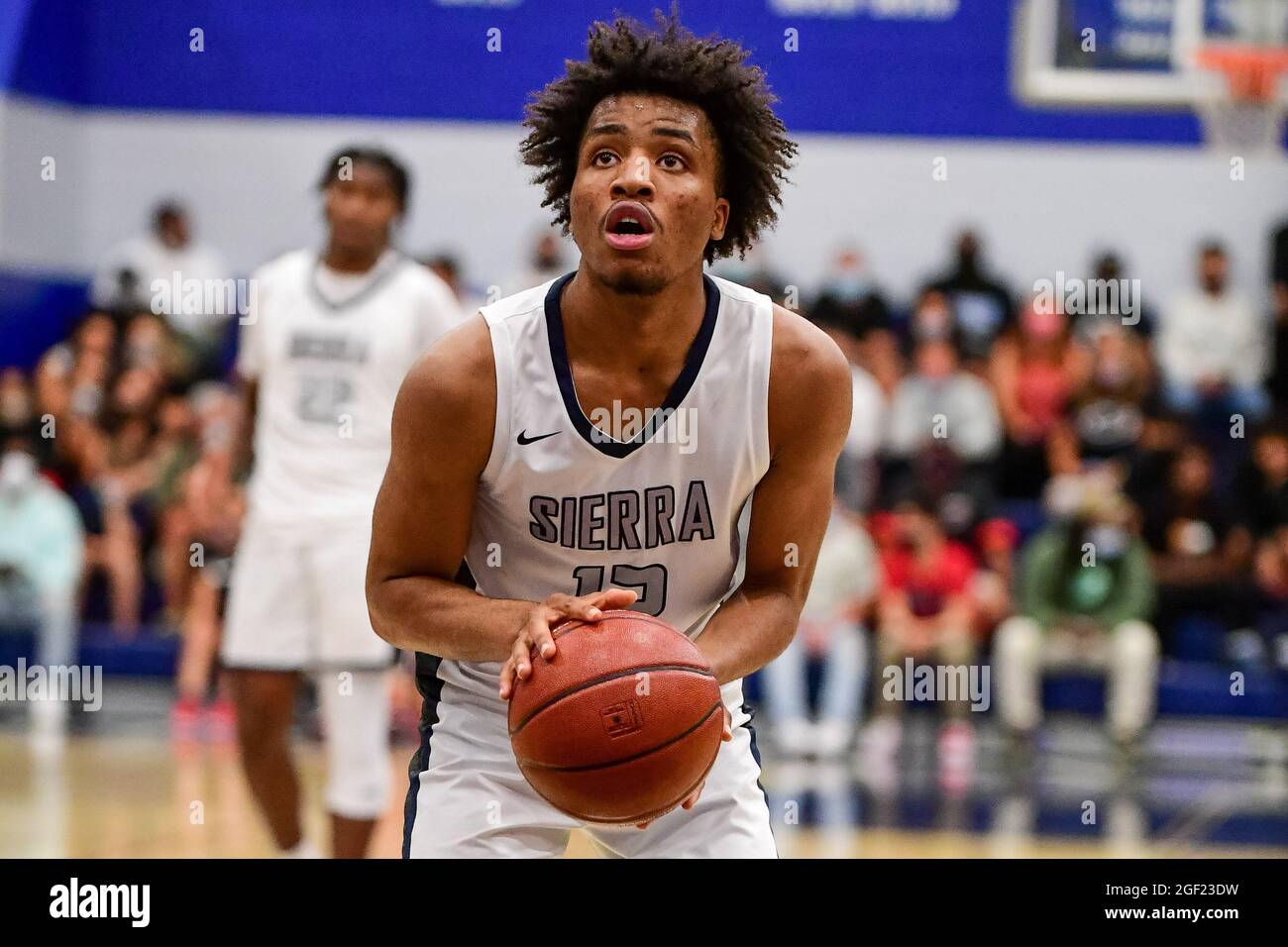 Les Trailblazers du Sierra Canyon gardent Ramel Lloyd Jr. (12) lors du championnat de basket-ball de la section Sud 2021 du CIF, le vendredi 11 juin 2021, en C. Banque D'Images