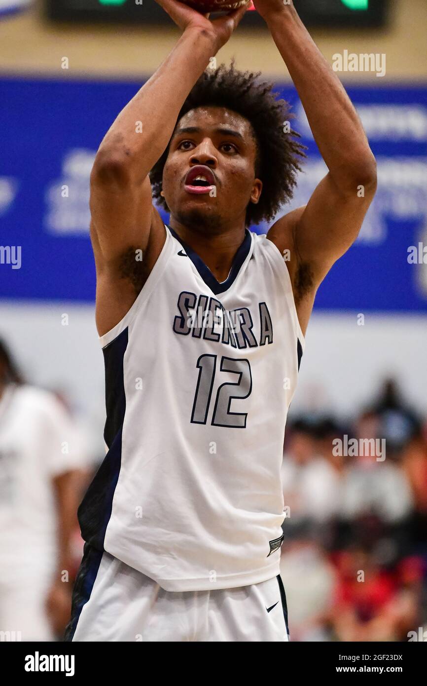 Les Trailblazers du Sierra Canyon gardent Ramel Lloyd Jr. (12) lors du championnat de basket-ball de la section Sud 2021 du CIF, le vendredi 11 juin 2021, en C. Banque D'Images