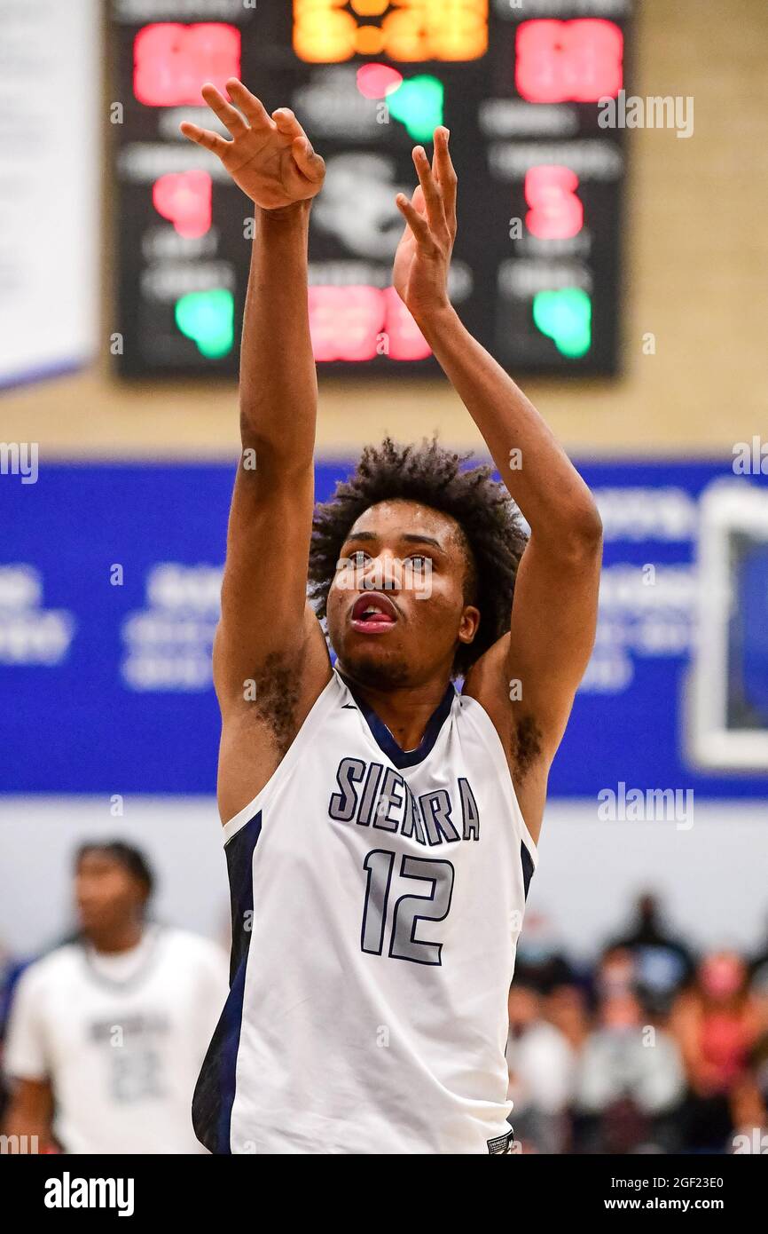 Les Trailblazers du Sierra Canyon gardent Ramel Lloyd Jr. (12) lors du championnat de basket-ball de la section Sud 2021 du CIF, le vendredi 11 juin 2021, en C. Banque D'Images