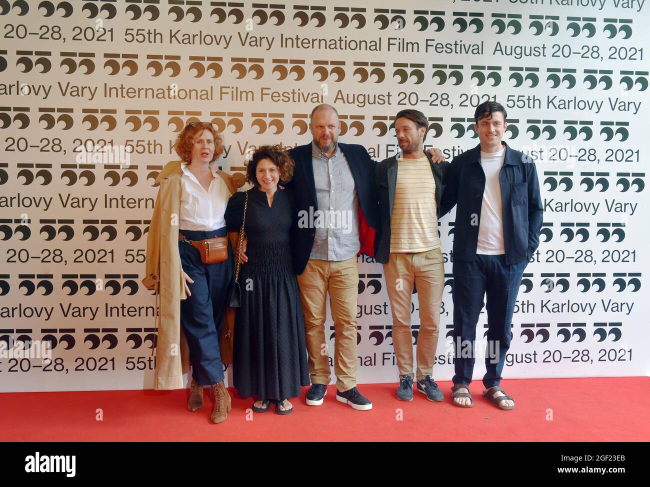 Karlovy Vary, République tchèque. 21 août 2021. Katerina Stefkova, couturier du G-D, l'actrice Martha Issova, le réalisateur David Ondricek et les acteurs Vaclav Neuzil et James Frecheville posent avant une conférence de presse sur le film Zatopek au 55e Festival International du film de Karlovy Vary (KVIFF), le 21 août 2021, à Karlovy Vary, République Tchèque. Crédit: Slavomir Kubes/CTK photo/Alamy Live News Banque D'Images