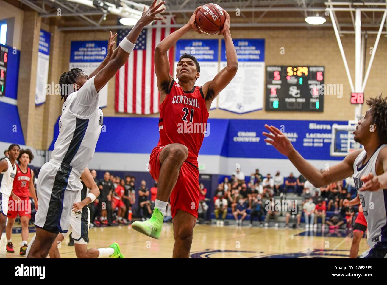 Centennial Huskies avance Aaron McBride (21) lors du championnat de basket-ball de la section Sud 2021 du CIF, le vendredi 11 juin 2021, à Chatswort Banque D'Images