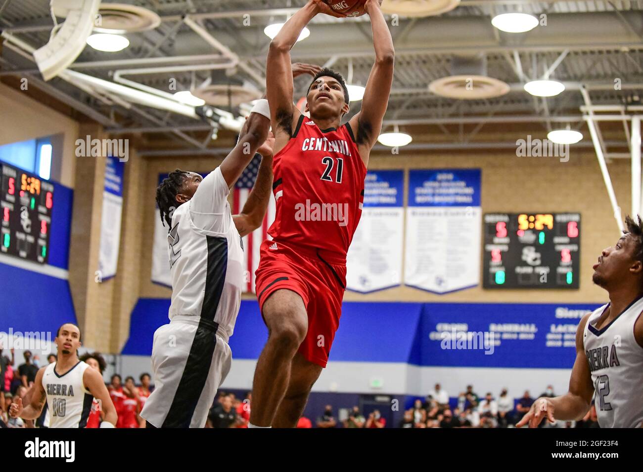 Centennial Huskies avance Aaron McBride (21) lors du championnat de basket-ball de la section Sud 2021 du CIF, le vendredi 11 juin 2021, à Chatswort Banque D'Images