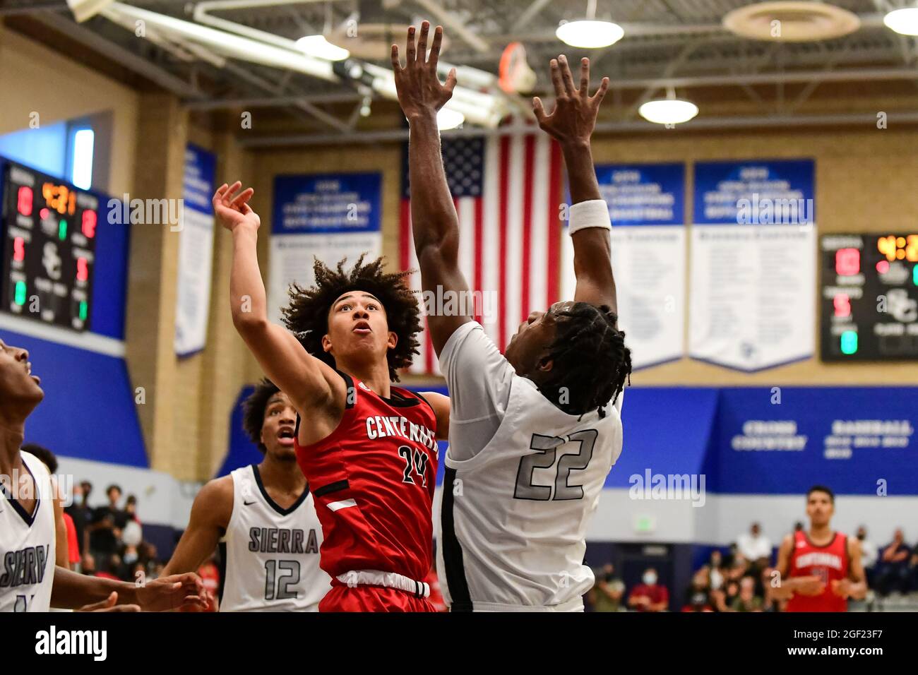 Centennial Huskies garde Jared McCain (24) lors du championnat de basket-ball de la section Sud 2021 du CIF, le vendredi 11 juin 2021, à Chatsworth. Banque D'Images