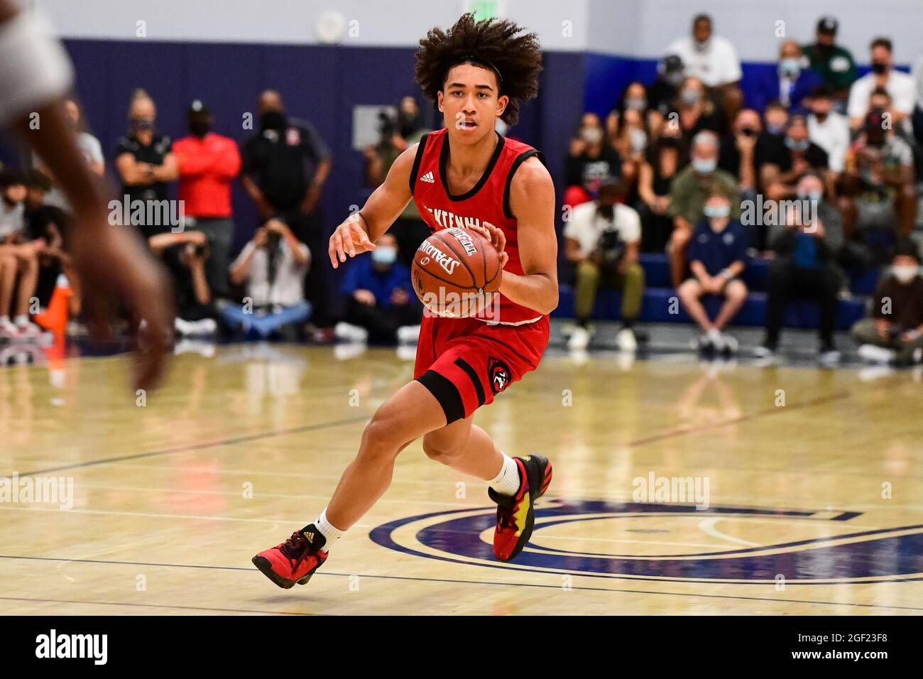 Centennial Huskies garde Jared McCain (24) lors du championnat de basket-ball de la section Sud 2021 du CIF, le vendredi 11 juin 2021, à Chatsworth. Banque D'Images