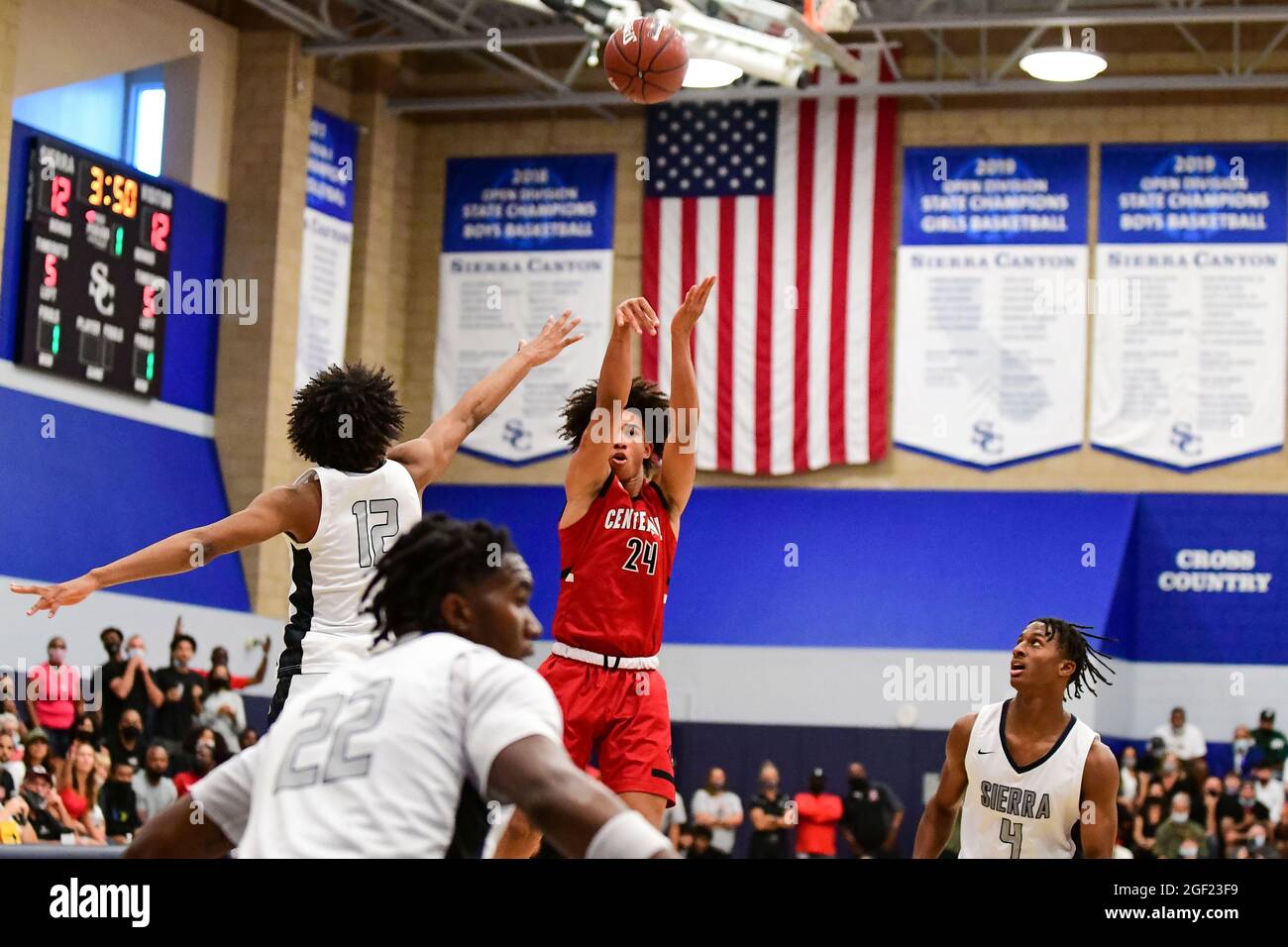 Centennial Huskies garde Jared McCain (24) lors du championnat de basket-ball de la section Sud 2021 du CIF, le vendredi 11 juin 2021, à Chatsworth. Banque D'Images