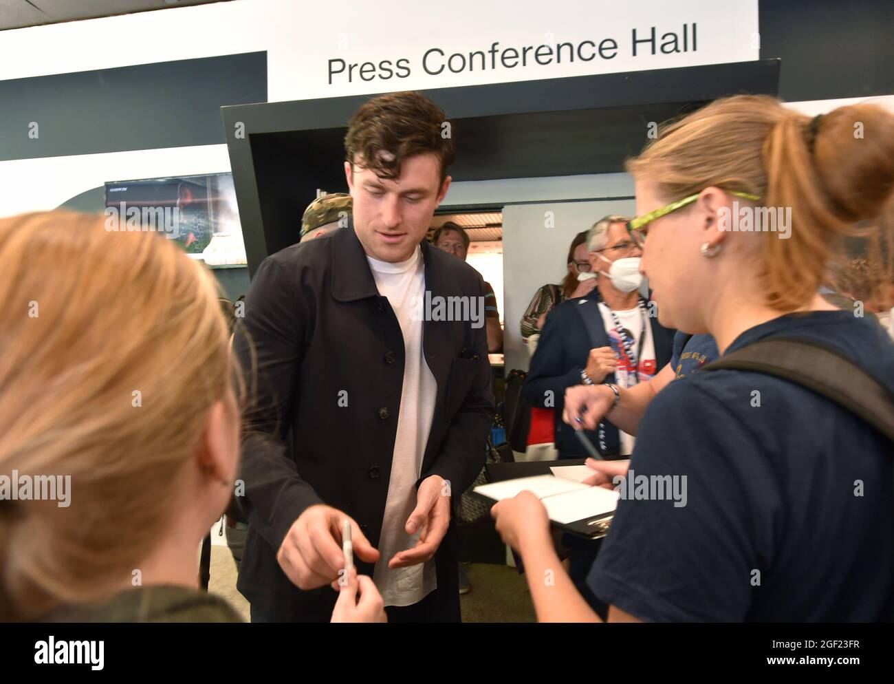 Karlovy Vary, République tchèque. 21 août 2021. L'acteur australien James Frecheville donne un autographe lors du 55e Festival international du film de Karlovy Vary (KVIFF), le 21 août 2021, à Karlovy Vary, République tchèque. Crédit: Slavomir Kubes/CTK photo/Alamy Live News Banque D'Images
