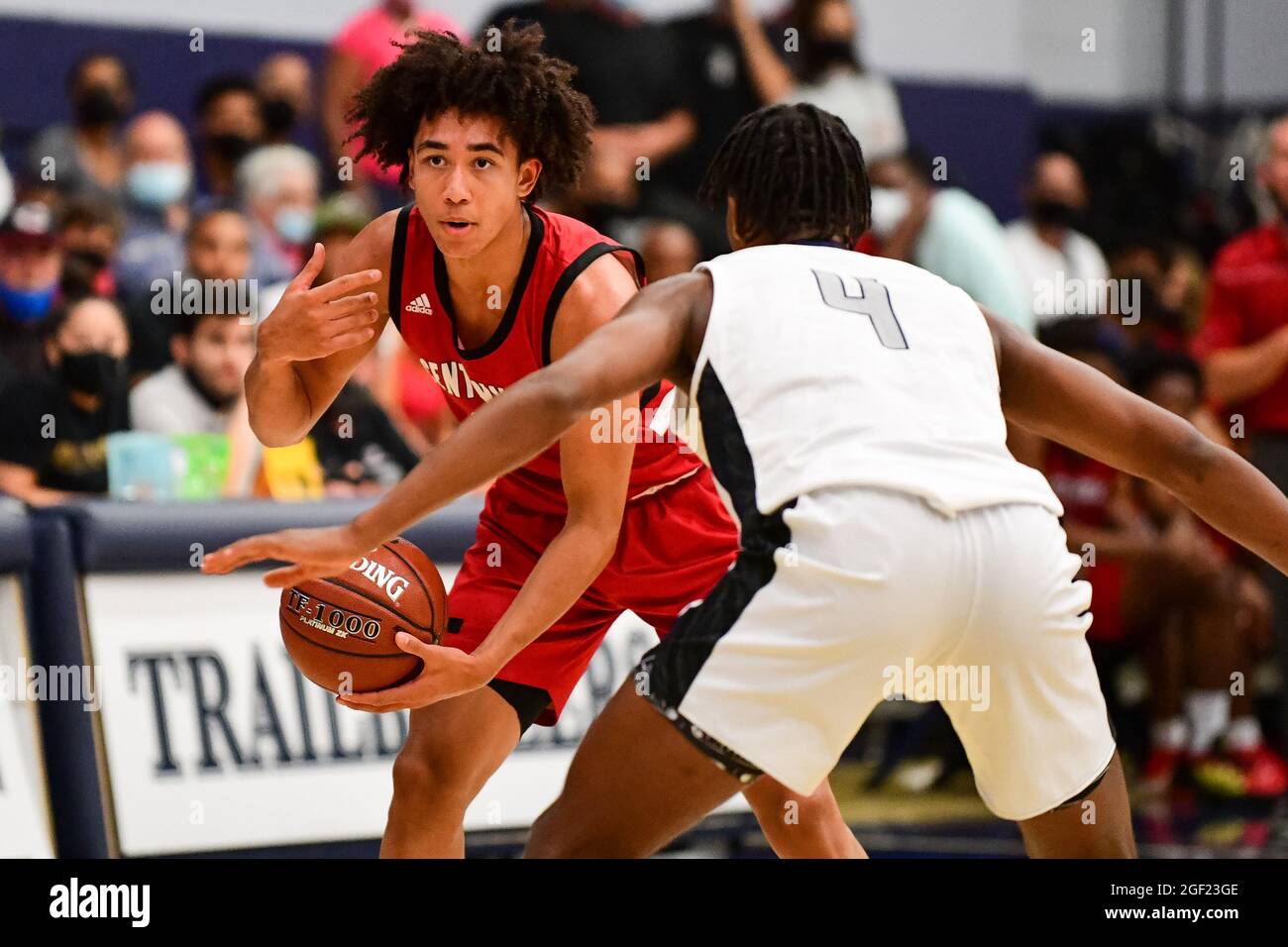 Centennial Huskies garde Jared McCain (24) lors du championnat de basket-ball de la section Sud 2021 du CIF, le vendredi 11 juin 2021, à Chatsworth. Banque D'Images