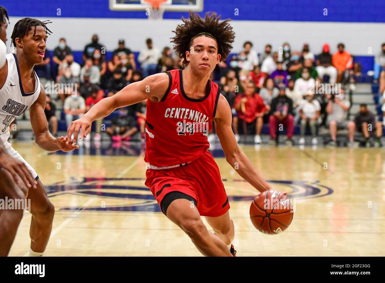 Centennial Huskies garde Jared McCain (24) lors du championnat de basket-ball de la section Sud 2021 du CIF, le vendredi 11 juin 2021, à Chatsworth. Banque D'Images