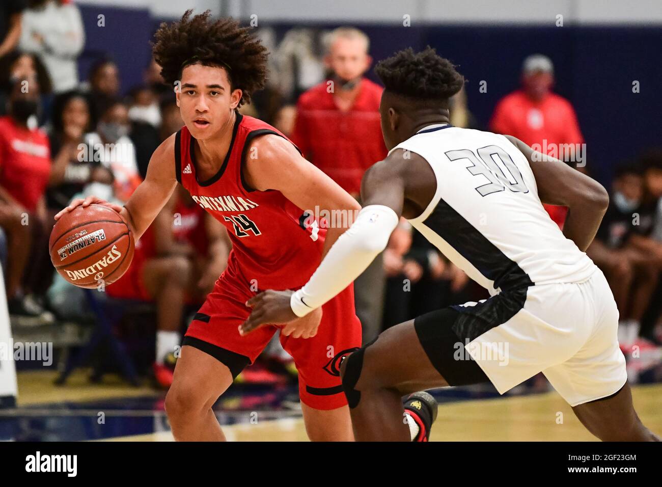 Centennial Huskies garde Jared McCain (24) lors du championnat de basket-ball de la section Sud 2021 du CIF, le vendredi 11 juin 2021, à Chatsworth. Banque D'Images