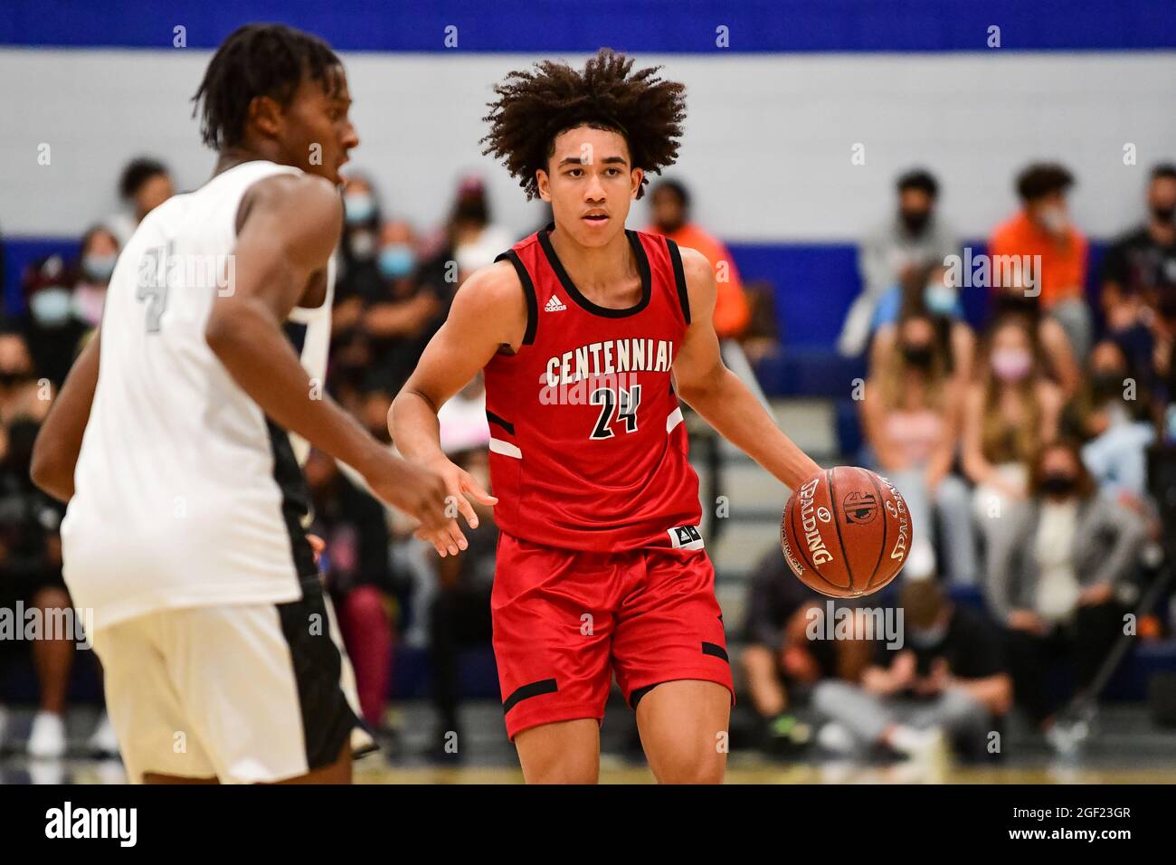 Centennial Huskies garde Jared McCain (24) lors du championnat de basket-ball de la section Sud 2021 du CIF, le vendredi 11 juin 2021, à Chatsworth. Banque D'Images