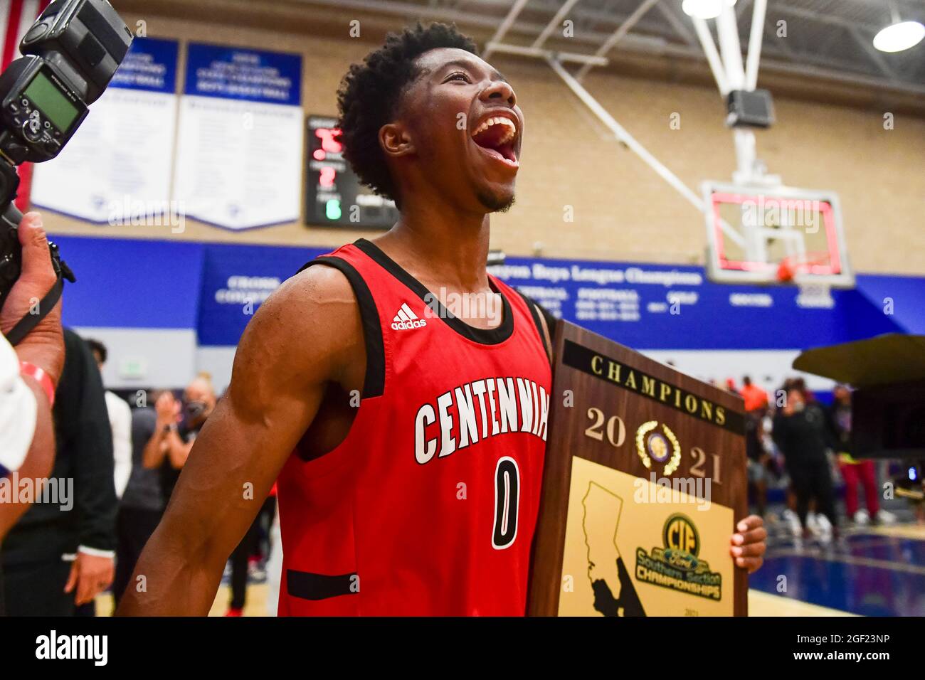 Le garde des Huskies du centenaire Donovan Watkins (0) célèbre après le match de basket-ball du championnat de la section Sud de la CIF 2021 le vendredi 11 juin 2021, in Banque D'Images