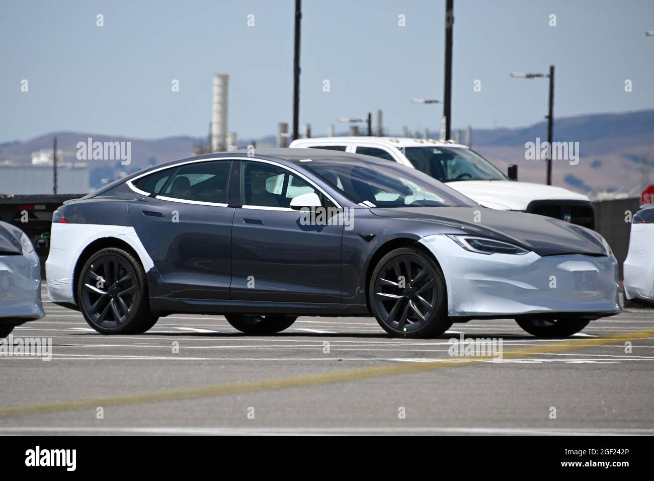 Une édition de Tesla modèle S Plaid est vue à l'usine et siège de Tesla le  samedi 3 juillet 2021, à Fremont, en Californie, le plus récent véhicule du  te Photo Stock -