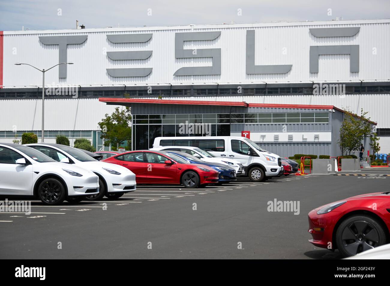 Un modèle Tesla 3 est vu à l'usine et au siège de Tesla le samedi 3 juillet 2021, à Fremont, en Californie (Dylan Stewart/image of Sport) Banque D'Images