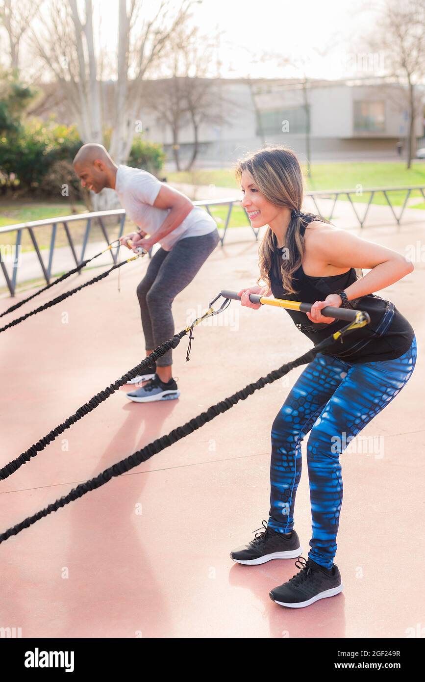 Les personnes qui font de l'exercice avec une sangle de mise en forme dans  le parc Photo Stock - Alamy