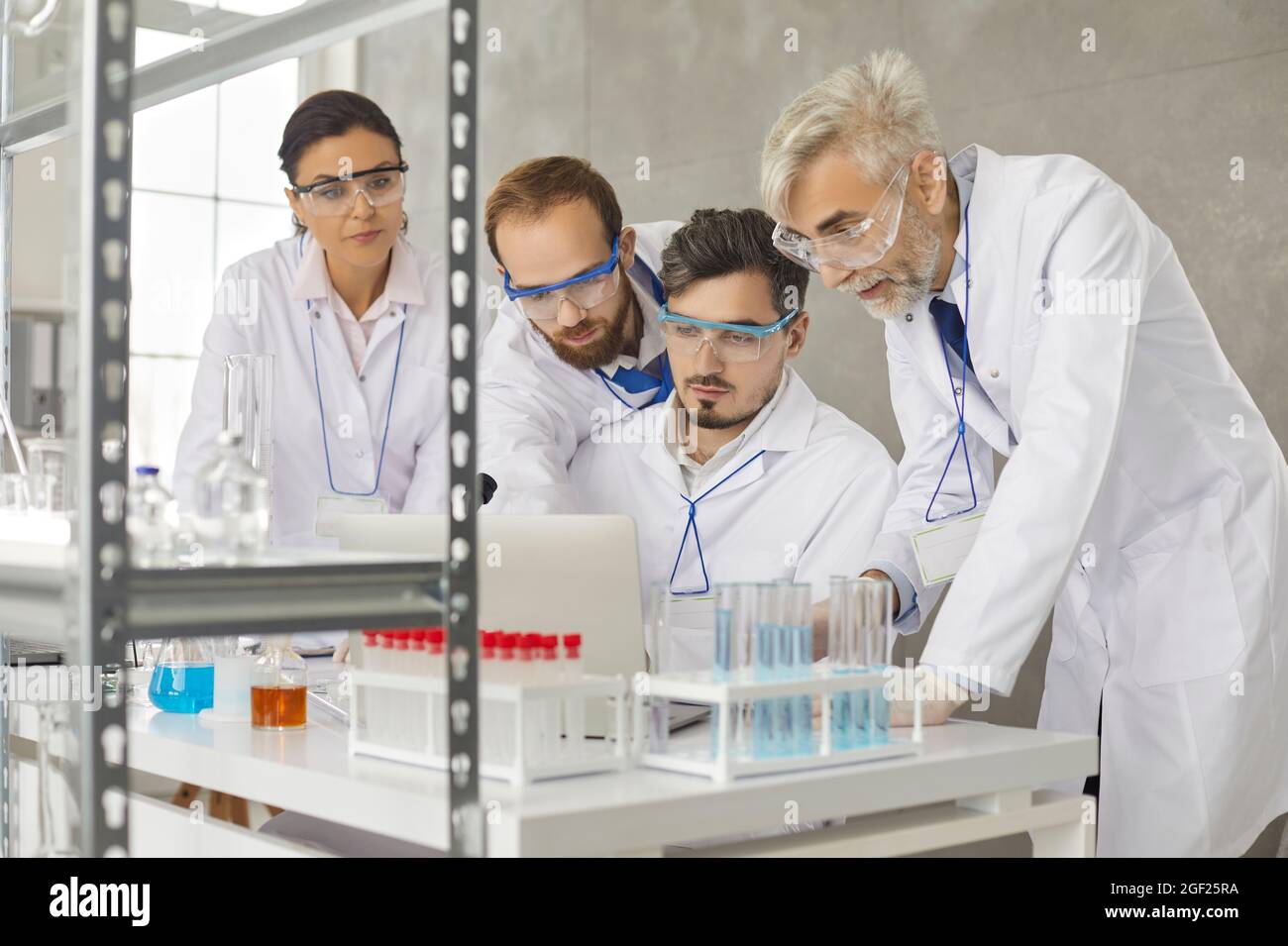 Portrait d'une équipe de scientifiques travaillant dans un laboratoire de recherche médicale moderne. Banque D'Images