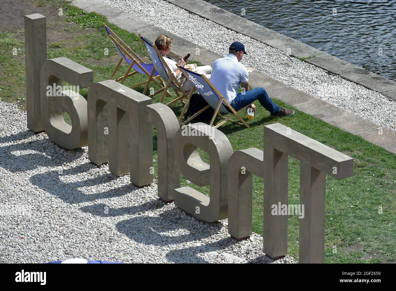 Karlovy Vary, République tchèque. 21 août 2021. Les visiteurs assistent au 55e Festival international du film de Karlovy Vary (KVIFF), le 21 août 2021, à Karlovy Vary, en République tchèque. Crédit: Slavomir Kubes/CTK photo/Alamy Live News Banque D'Images