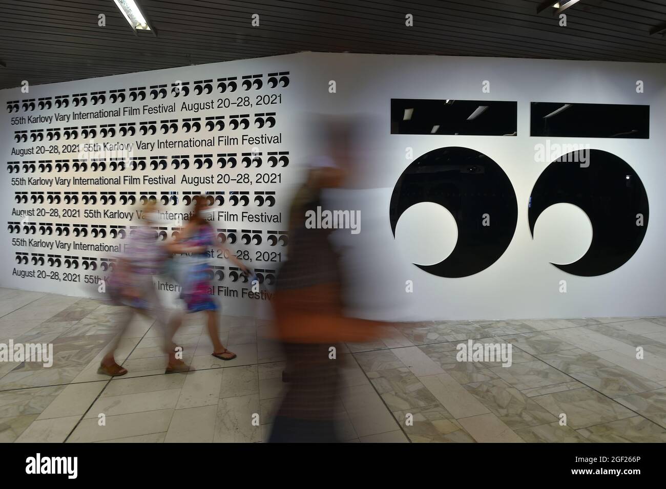 Karlovy Vary, République tchèque. 21 août 2021. Les visiteurs assistent au 55e Festival international du film de Karlovy Vary (KVIFF), le 21 août 2021, à Karlovy Vary, en République tchèque. Crédit: Slavomir Kubes/CTK photo/Alamy Live News Banque D'Images