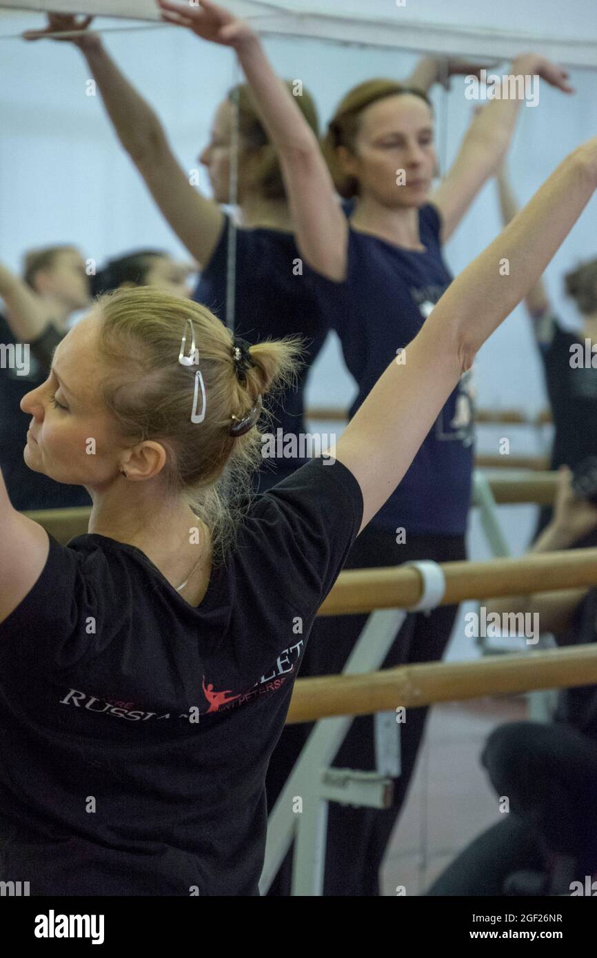 Maître de ballet instruit un groupe de danseurs de ballet dans la technique du ballet dans une classe dans une salle de répétition à Saint-Pétersbourg, en Russie Banque D'Images