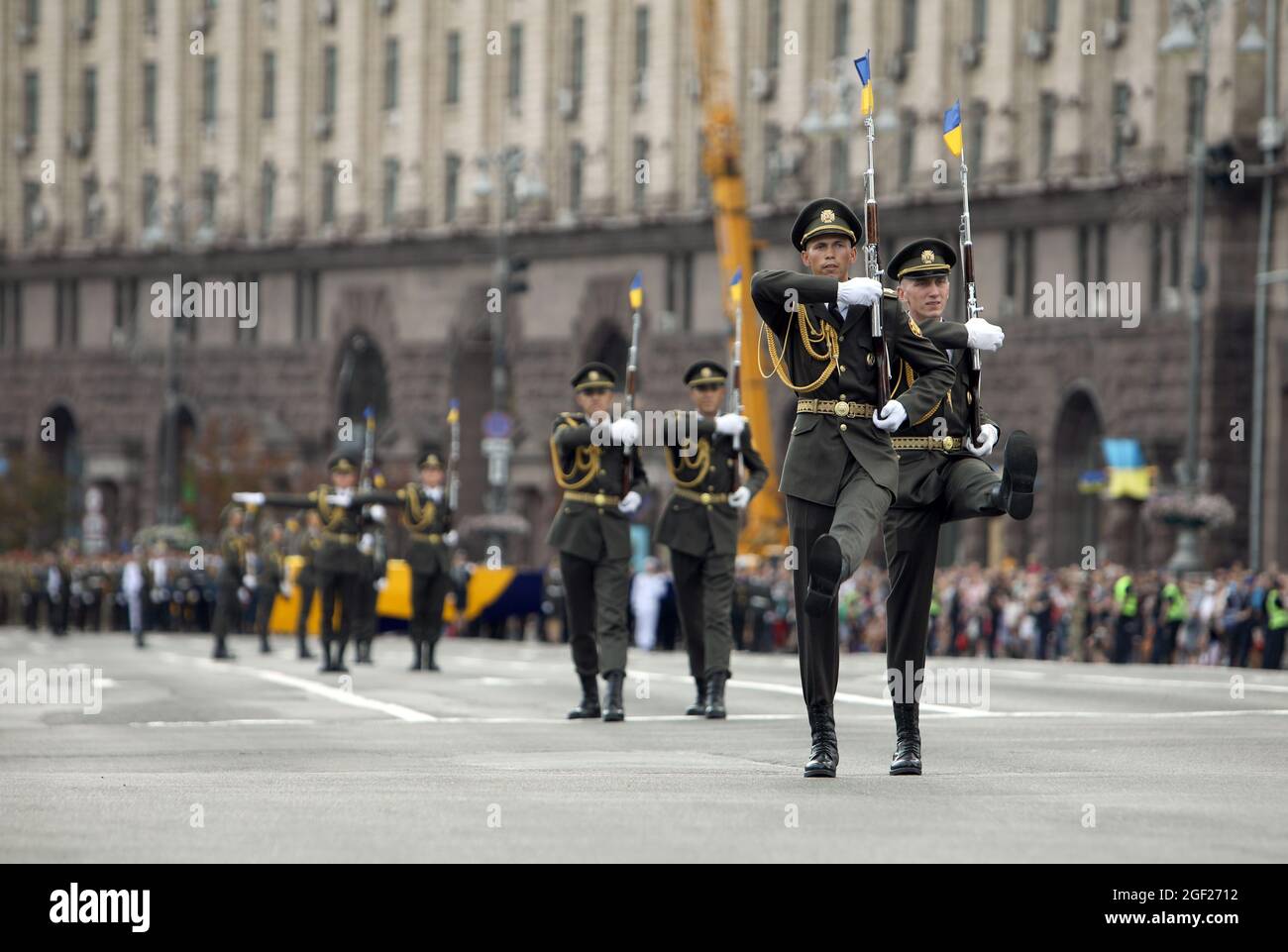 KIEV, UKRAINE - le 22 AOÛT 2021 - les gardes d'honneur défilent lors de la répétition de la parade de l'indépendance de Kiev sur la rue Khreshchatyk, devant le 30t Banque D'Images