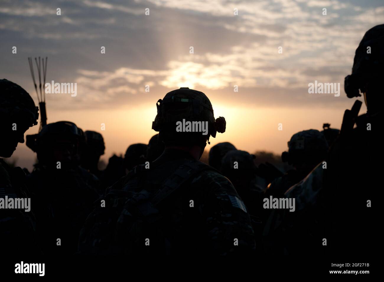 Les soldats américains affectés à la troupe Bravo, 4e Escadron, 9e régiment de cavalerie, 2e équipe de combat de la brigade blindée, 1re division de cavalerie, se réunissent pour un briefing avant une patrouille de présence autour de la base opérationnelle Forward Fenty, dans la province de Nangarhar, en Afghanistan, le 22 août 2013. Le but de la patrouille en début de matinée était de vérifier la sécurité du périmètre de Fenty et d'engager la population locale. (É.-U. Photo de la Garde nationale de l'armée par le Sgt. Margaret Taylor/sortie) Banque D'Images Les soldats américains affectés à la troupe Bravo, 4e Escadron, 9e régiment de cavalerie, 2e équipe de combat de la brigade blindée, 1re division de cavalerie, se réunissent pour un briefing avant une patrouille de présence autour de la base opérationnelle Forward Fenty, dans la province de Nangarhar, en Afghanistan, le 22 août 2013. Le but de la patrouille en début de matinée était de vérifier la sécurité du périmètre de Fenty et d'engager la population locale. (É.-U. Photo de la Garde nationale de l'armée par le Sgt. Margaret Taylor/sortie) Banque D'Images
