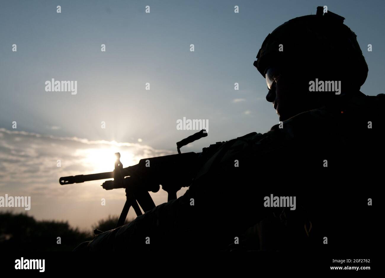 Un soldat américain affecté à la troupe Bravo, 4e Escadron, 9e Régiment de cavalerie, 2e équipe de combat de la brigade blindée, 1re Division de cavalerie, est silhoueté à un poste de sécurité lors d'une patrouille de présence autour de la base opérationnelle Forward Fenty, dans la province de Nangarhar, en Afghanistan, le 22 août 2013. Le but de la patrouille en début de matinée était de vérifier la sécurité du périmètre de Fenty et d'engager la population locale. (É.-U. Photo de la Garde nationale de l'armée par le Sgt. Margaret Taylor/libéré) ) Banque D'Images Un soldat américain affecté à la troupe Bravo, 4e Escadron, 9e Régiment de cavalerie, 2e équipe de combat de la brigade blindée, 1re Division de cavalerie, est silhoueté à un poste de sécurité lors d'une patrouille de présence autour de la base opérationnelle Forward Fenty, dans la province de Nangarhar, en Afghanistan, le 22 août 2013. Le but de la patrouille en début de matinée était de vérifier la sécurité du périmètre de Fenty et d'engager la population locale. (É.-U. Photo de la Garde nationale de l'armée par le Sgt. Margaret Taylor/libéré) ) Banque D'Images
